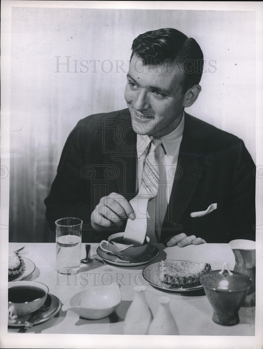1958 Press Photo New water repellant fabic demonstated by man's tie in coffe cup - Historic Images