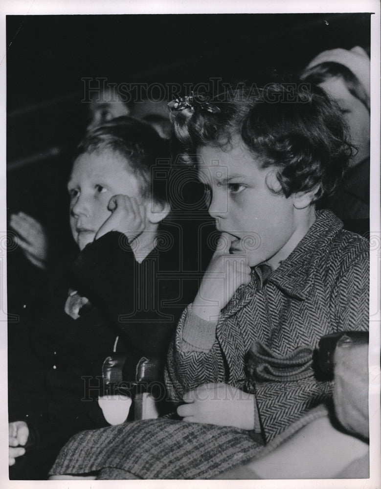 1954 Press Photo London, Kenneth &amp; Anne Baker at Bertram Mills Circus - Historic Images