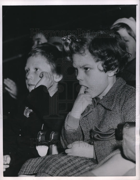 1954 Press Photo London, Kenneth & Anne Baker at Bertram Mills Circus - Historic Images