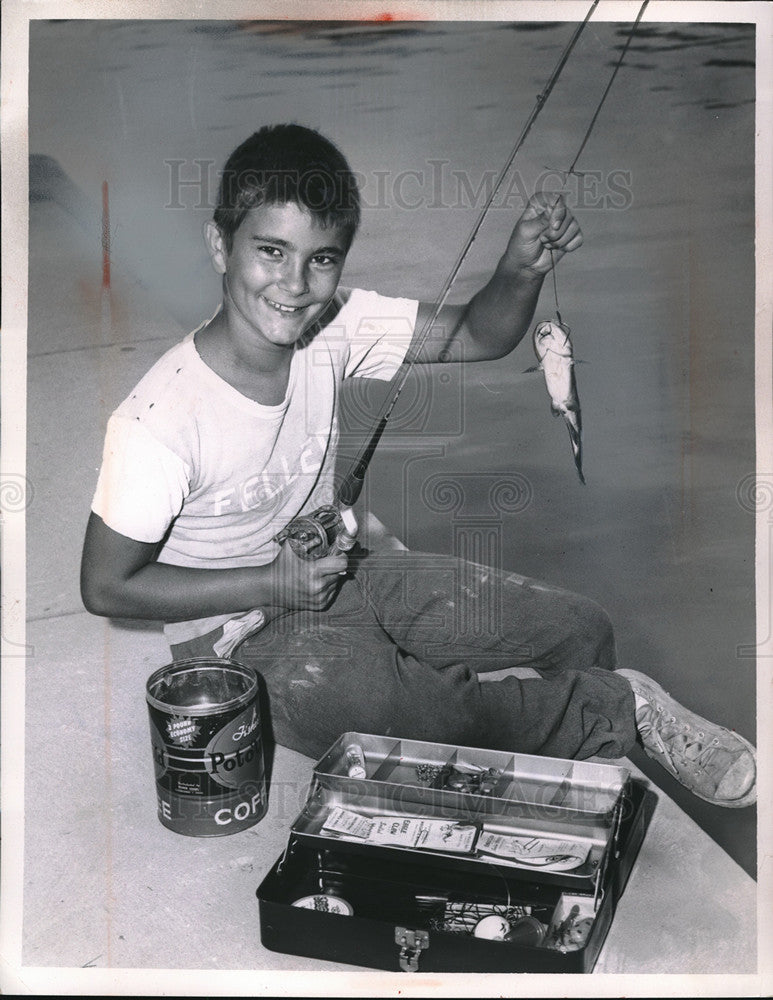 1962 Press Photo Phillip Neumeyer catches a Bullhead fish in Ridgewood Lake OH - Historic Images