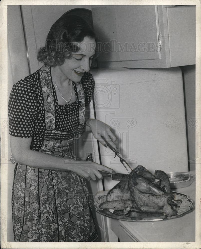 Press Photo radio actress Elsie Hitz preparing her Thanksgiving dinner turkey-Historic Images