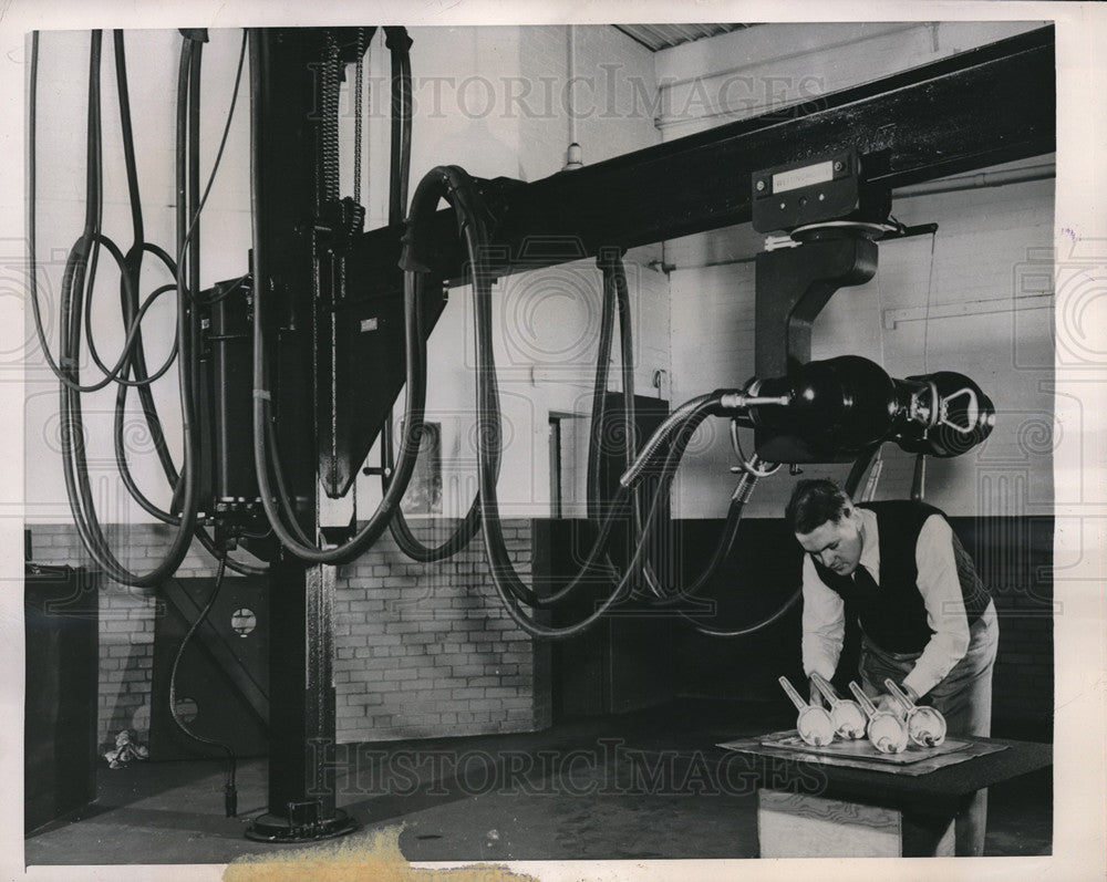 1948 Press Photo The Westinghouse Foundry and Copper Mill&#39;s 250,000 volt Jib - Historic Images