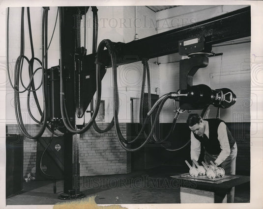 1948 Press Photo The Westinghouse Foundry and Copper Mill's 250,000 volt Jib - Historic Images