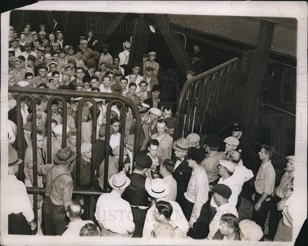 1937 Press Photo End of Steel Strike at Gate of Youngstown Sheet &amp; Tube Company - Historic Images