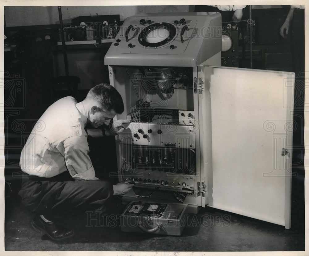 1946 Press Photo Westinghouse Engineer Lynn Ulman with Marine Service Navigation - Historic Images