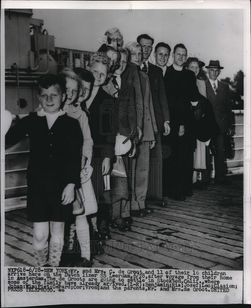 1952 Press Photo Mr C De Croot With 16 Children On Dutch Boat SS Leerdam-Historic Images