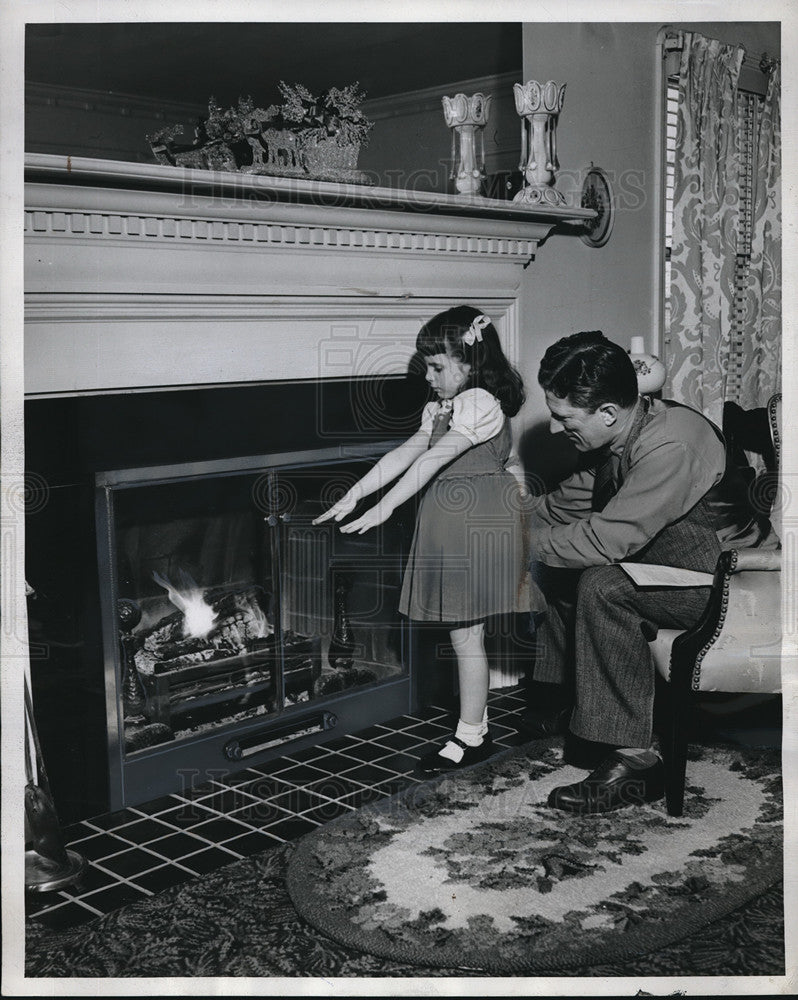 1945 Press Photo Gerald Lloyd Meriweather Fireplace Child Design - Historic Images