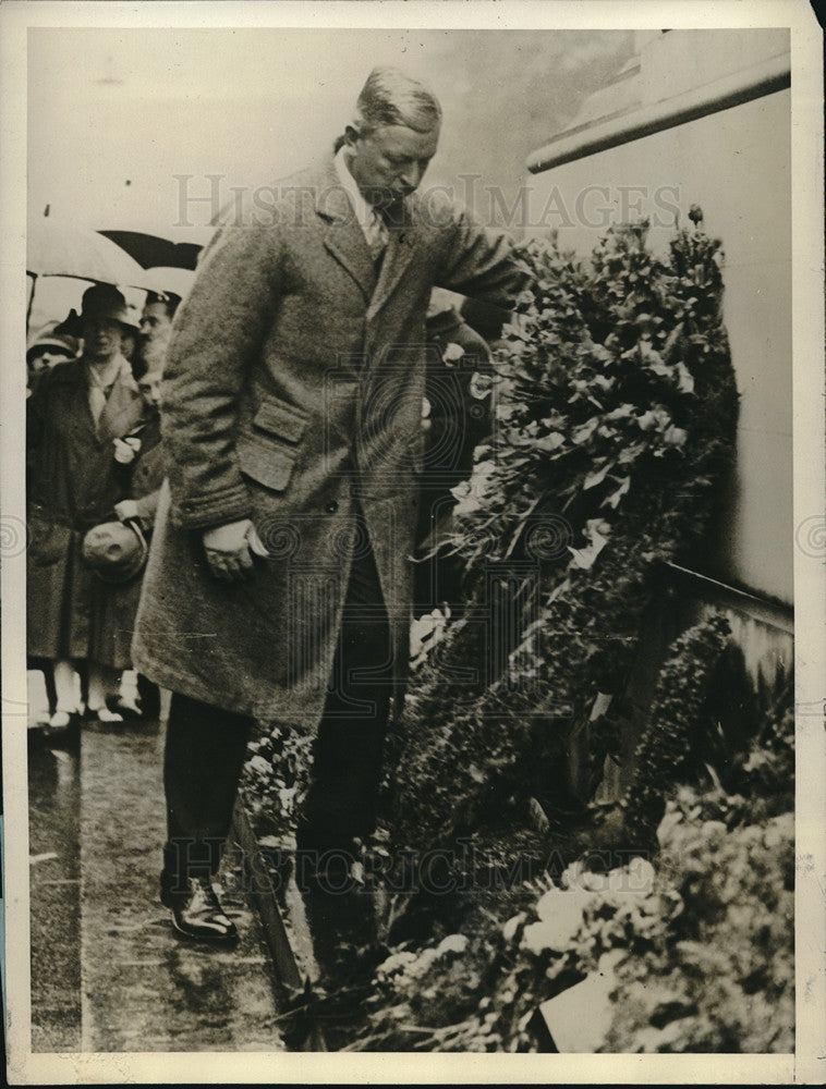 1929 Press Photo Dwight Davis, US Secretary of War, lays wreath in London-Historic Images