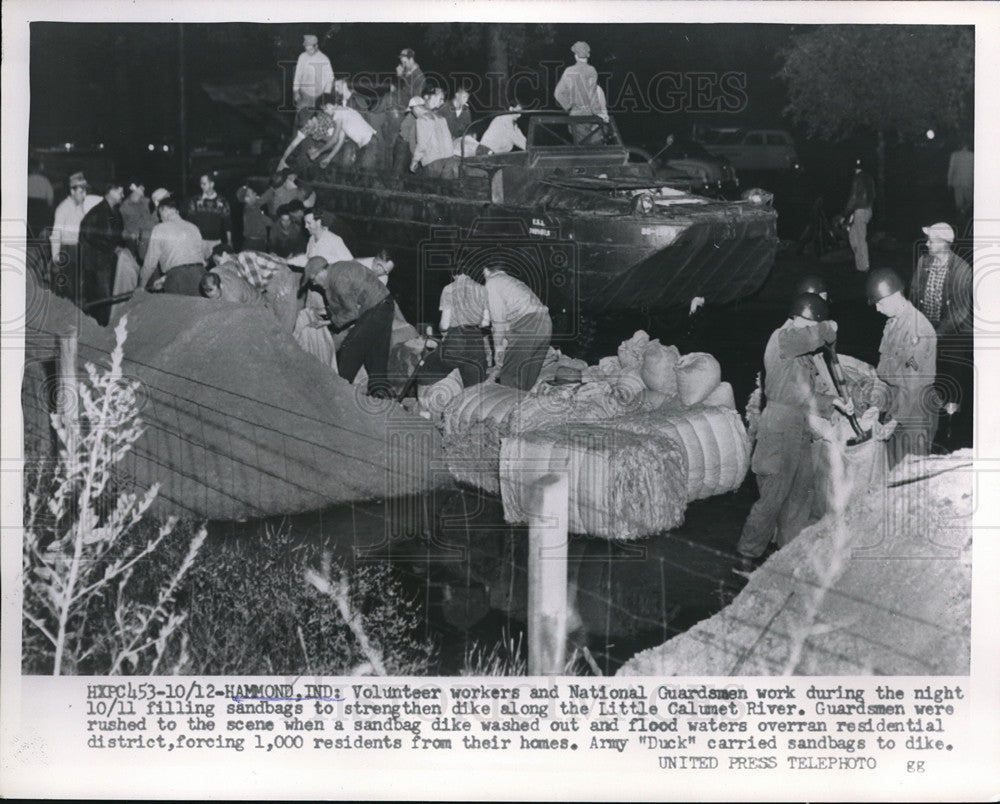 1954 Press Photo Volunteers &amp; National Guardsmen Fill Sandbags Little Calumet Ri - Historic Images