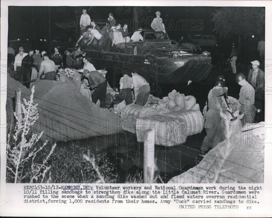 1954 Press Photo Volunteers & National Guardsmen Fill Sandbags Little Calumet Ri - Historic Images