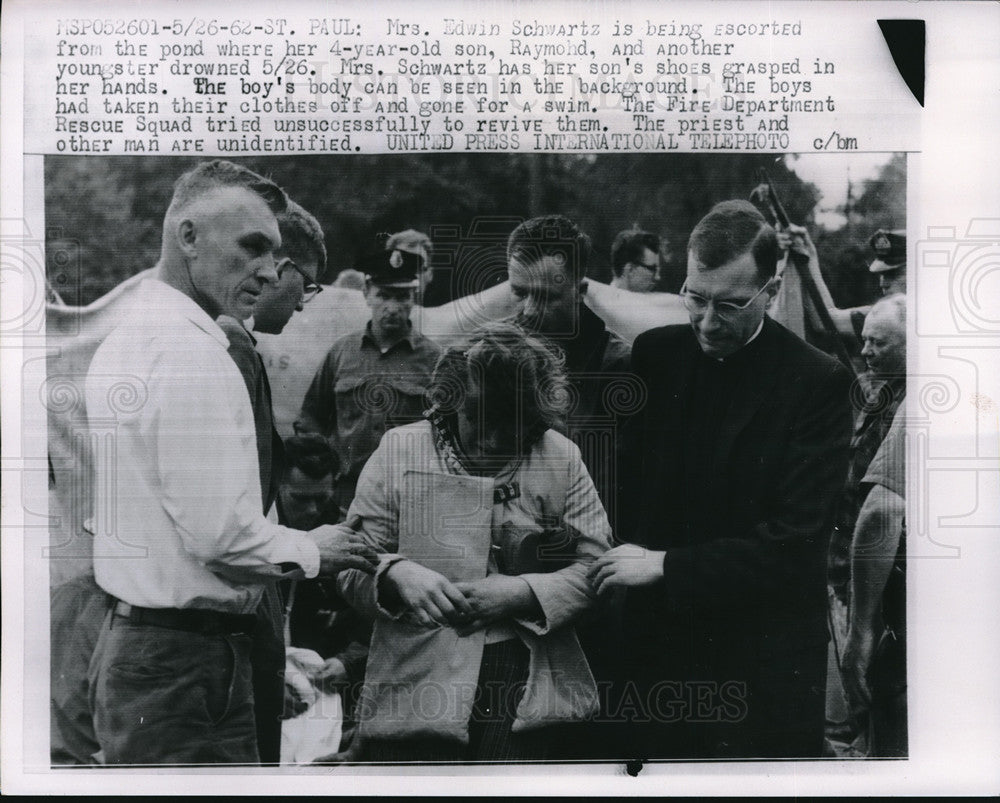 1962 Press Photo Mother of Drowning Victim &amp; Priest After Childs Body Discovered - Historic Images