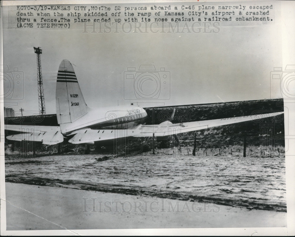 1950 Press Photo Kansas City, Mo C-46 plane skids off runway - neb71206-Historic Images