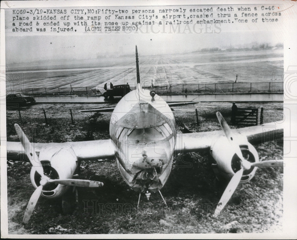 1950 Press Photo C-46 planes skids off runway &amp; crashes fence in Kansas City,Mo - Historic Images