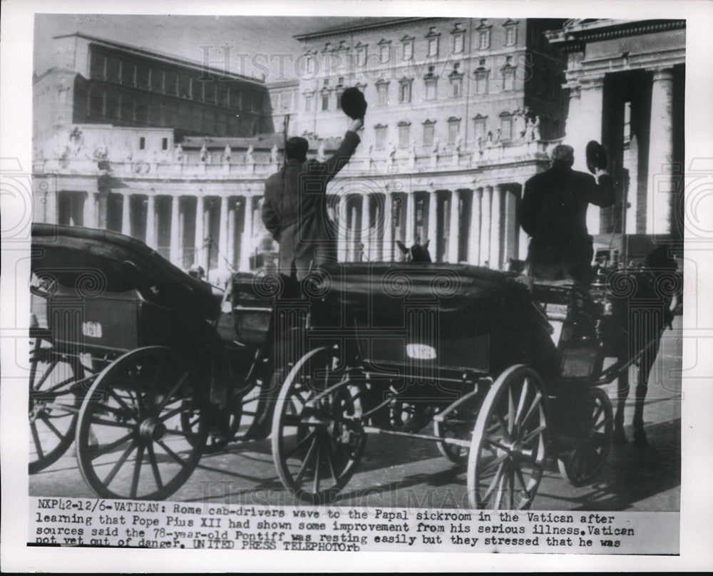 1954 Press Photo Rome cab drivers wave to Papal sickroom Vatican Pope Pius XII - Historic Images