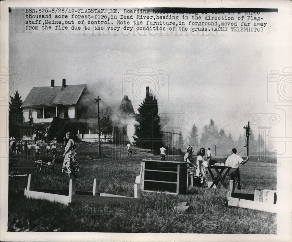 1949 Press Photo Boarding house burns along with 3000 acre forest fire Maine - Historic Images