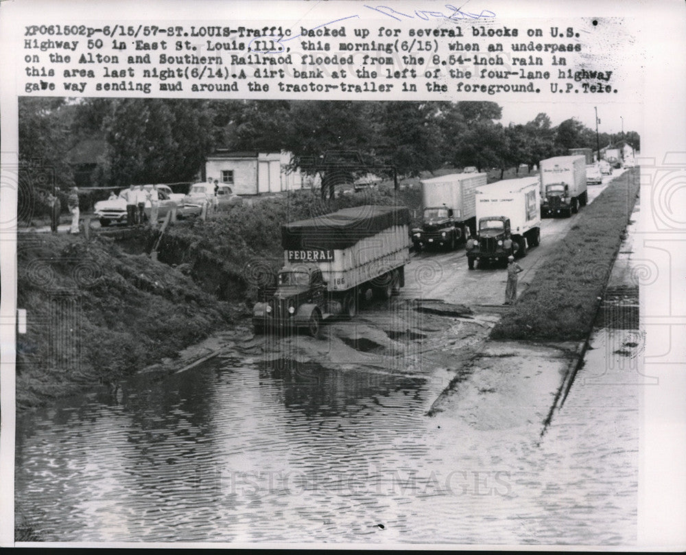 1957 Press Photo St Louis MO traffic backed up flood Hwy50 from 8.54 inch rain - Historic Images