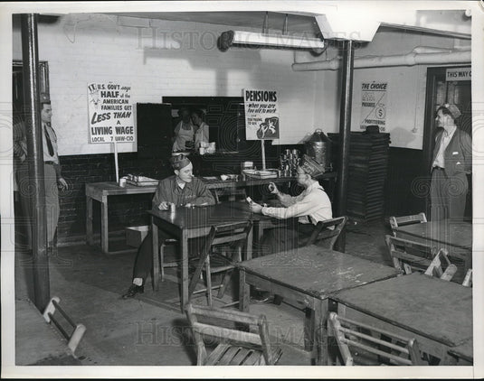 1950 Press Photo Detroit, Mich CIO workers soup kitchen during strike - Historic Images