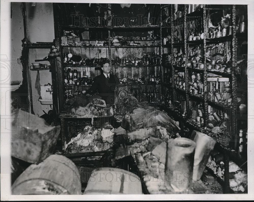 1935 Press Photo Shopper looks at the store where Mrs. Lapious was robbed. - Historic Images