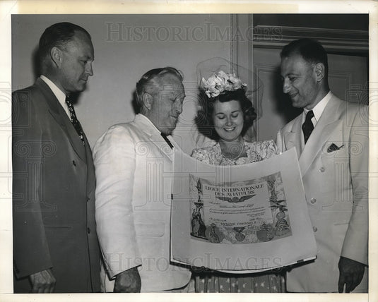 1941 William Ziff Receives Diploma D'Honneur - Historic Images