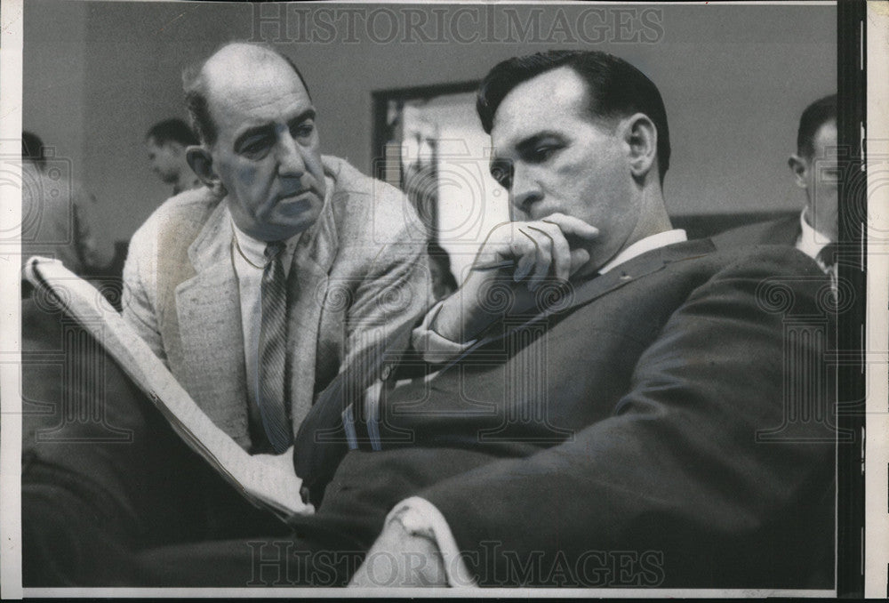 1957 Press Photo LA, Calif. Howard Rushmore &amp; atty Wm Ritizi at trial-Historic Images