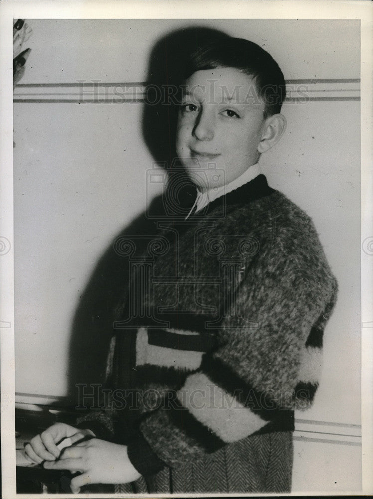 1944 Press Photo Ernie Defort shown after an Operation in Winnipeg Canada - Historic Images