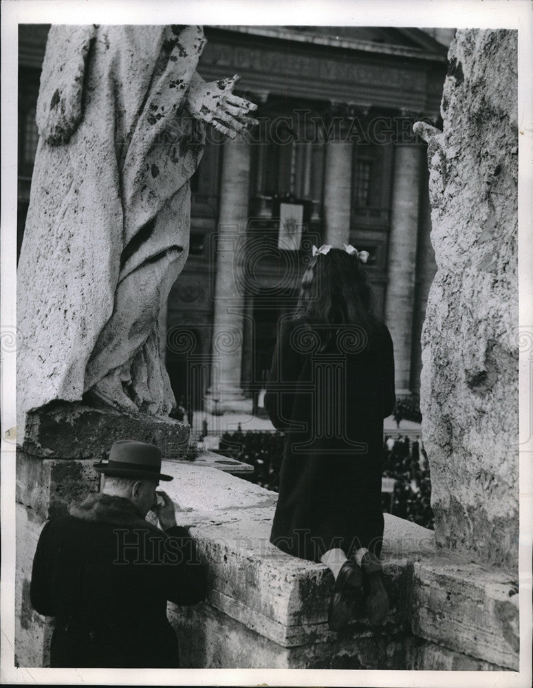 1945 Press Photo Vatican City, Rome, Italy St Peter&#39;s Square visitors praying - Historic Images