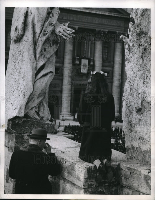 1945 Press Photo Vatican City, Rome, Italy St Peter's Square visitors praying - Historic Images