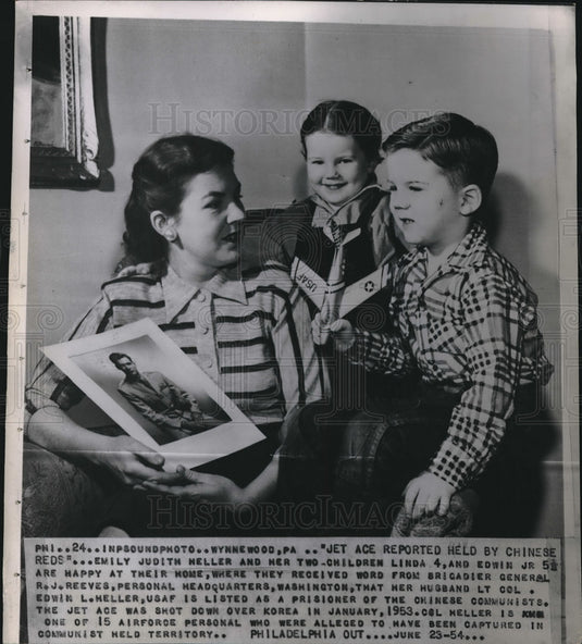 1954 Family in Wynnewood Oa after learning that Lt Col is a P.O.W - Historic Images