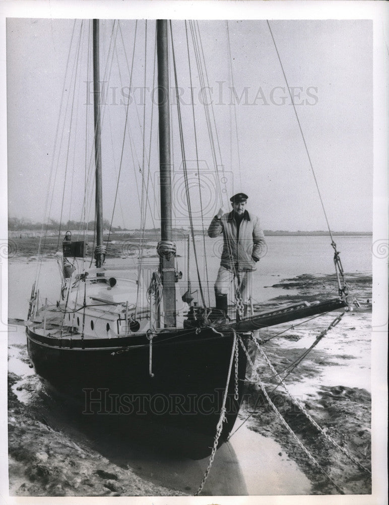 1955 Press Photo Edward Allcard On Bow of Sea Wanderer Sail Around World - Historic Images