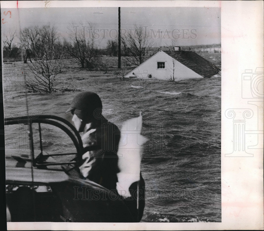 1952 Press Photo St Paul MN Red Cross Worker rides Army Duck passes house flood - Historic Images