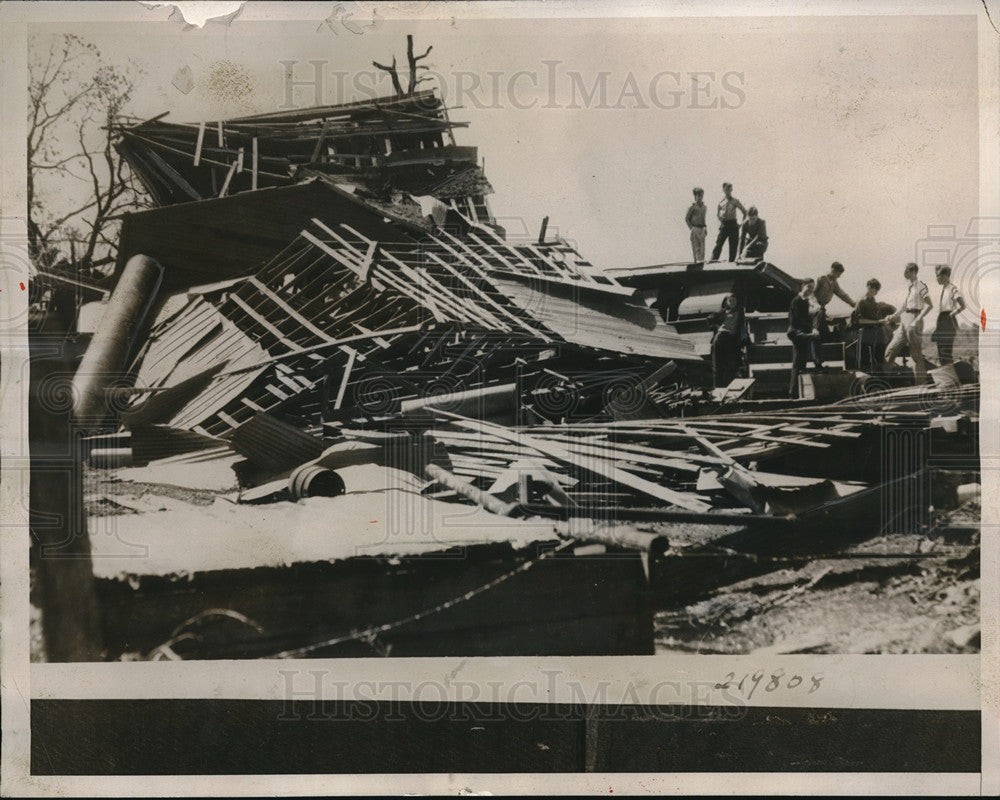 1933 Press Photo Men Examine Wreckage Of Building After Destroyed By Tornado-Historic Images