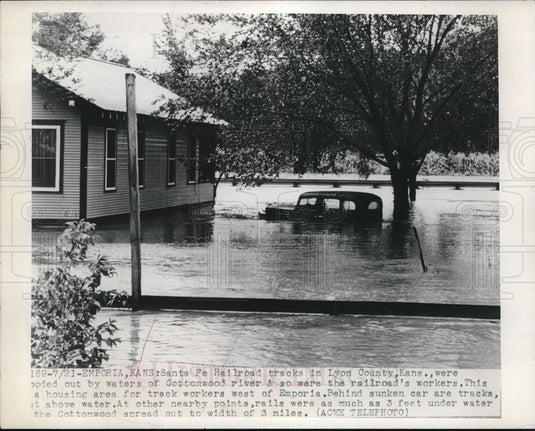 1948 Press Photo Flooding Emporia KS Santa Fe Railroad tracks submerged & cars - Historic Images
