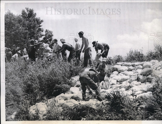 1943 Press Photo town tries to stop flood water near Bonner Springs, KS - Historic Images