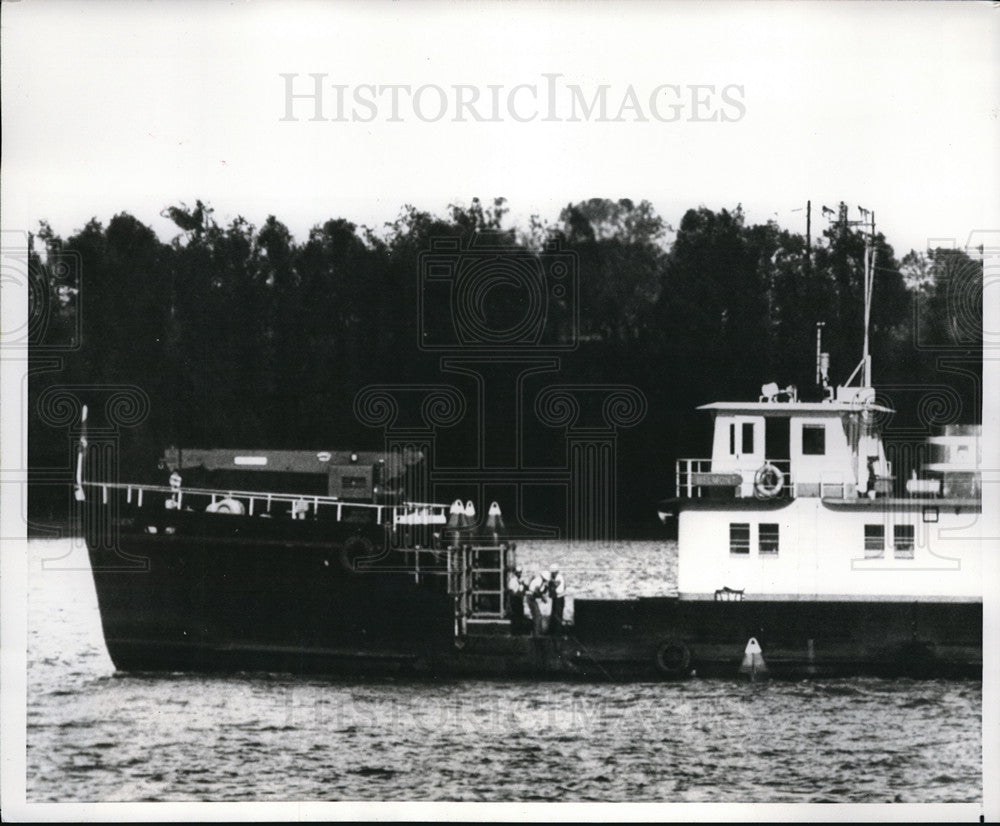 1965 Press Photo Corps of Engineers Boat Lowers Buoys Into Mississippi River-Historic Images