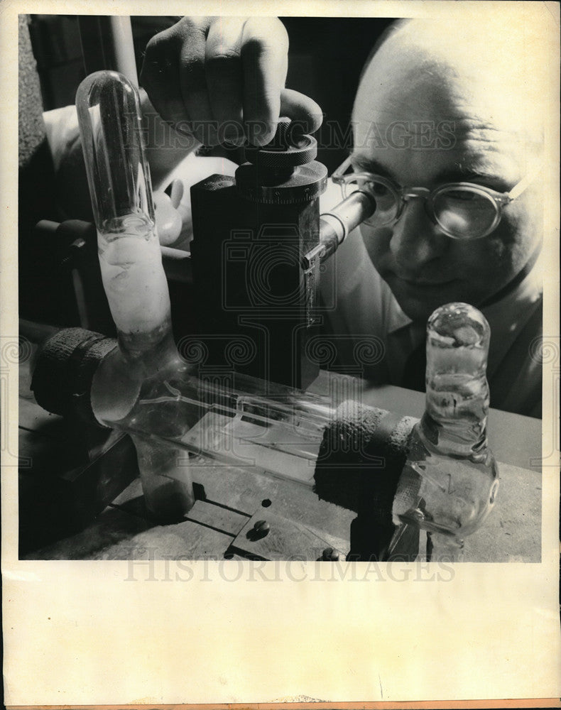 1955 Press Photo Kenneth Andrew Research Engineer Of Westinghouse Electric Corp. - Historic Images