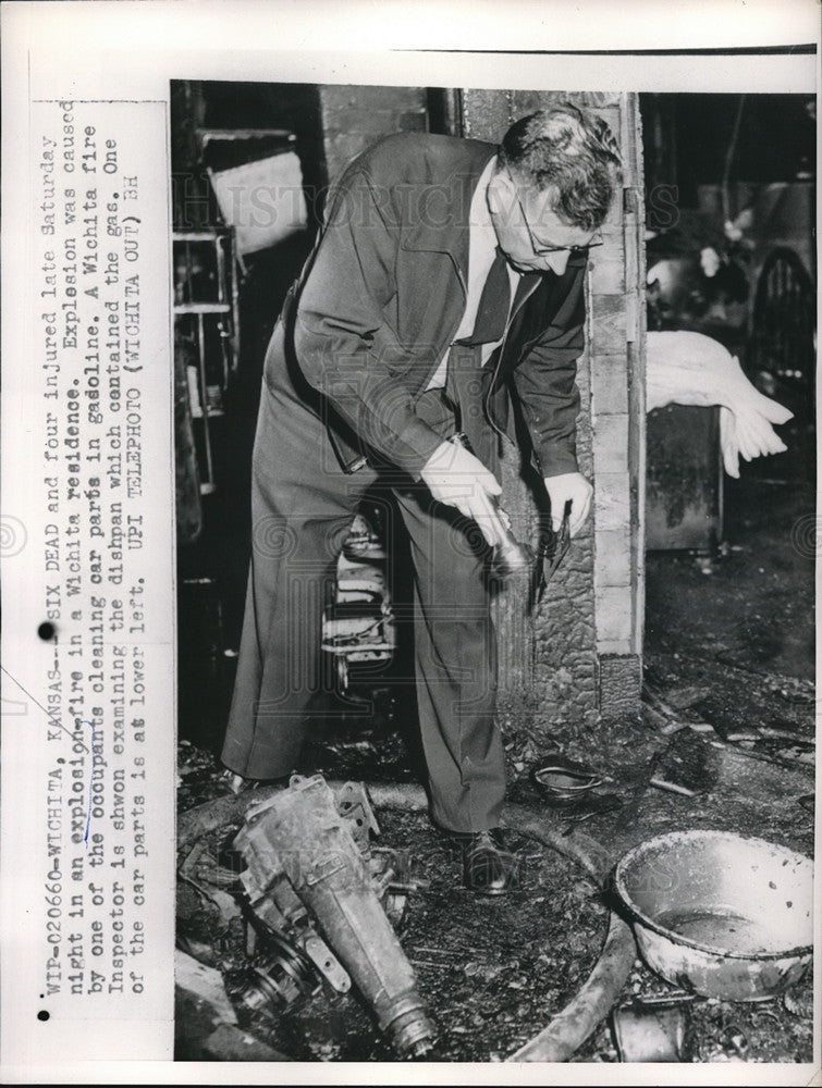 1960 Press Photo Wichita, Kans. Fire inspector at explosion-fire scene - Historic Images