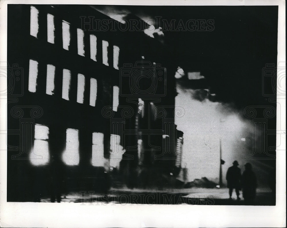 1969 Press Photo Flames Engulf Historic Victoria Hotel in Ontario - Historic Images