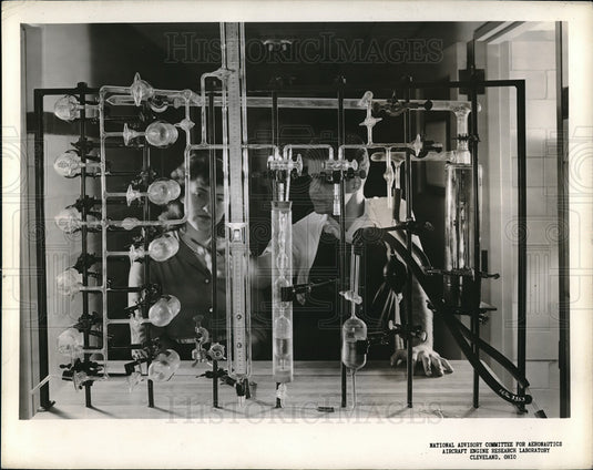 Press Photo Lowell Ballinger Physicist In The Fuels & Lubricants Division - Historic Images
