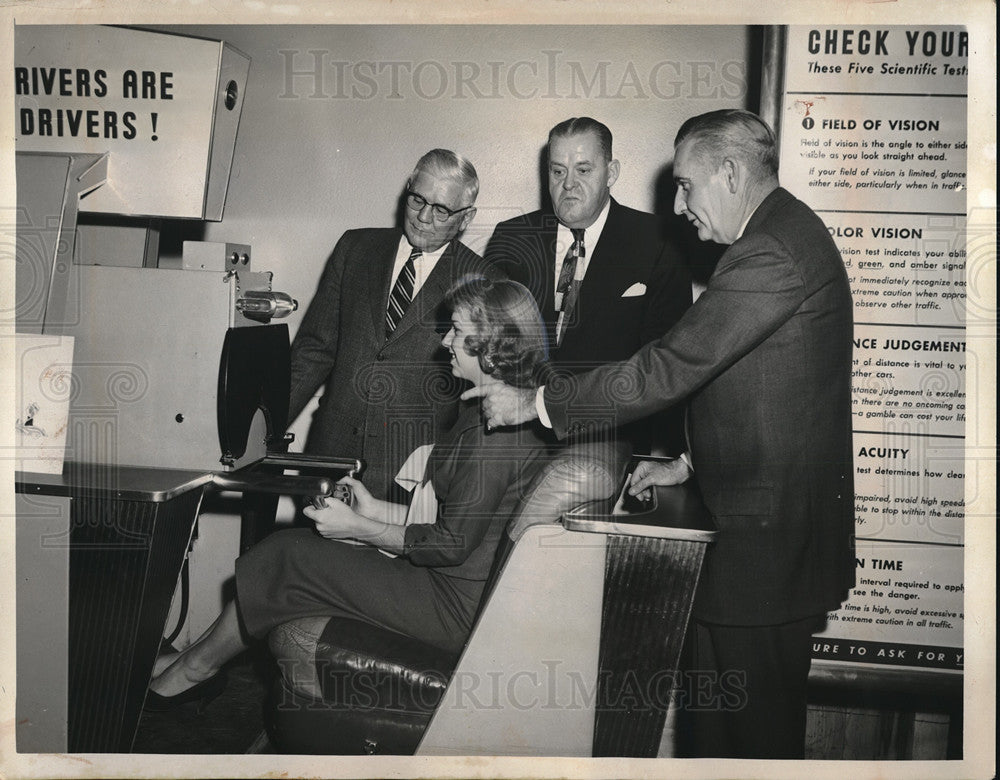 1954 Press Photo Jesse Smith, James Donelly, Roberts, Annette Sabo With Machine-Historic Images