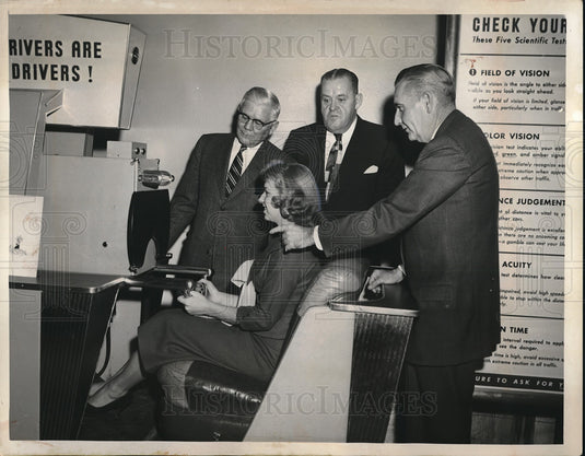 1954 Press Photo Jesse Smith, James Donelly, Roberts, Annette Sabo With Machine-Historic Images