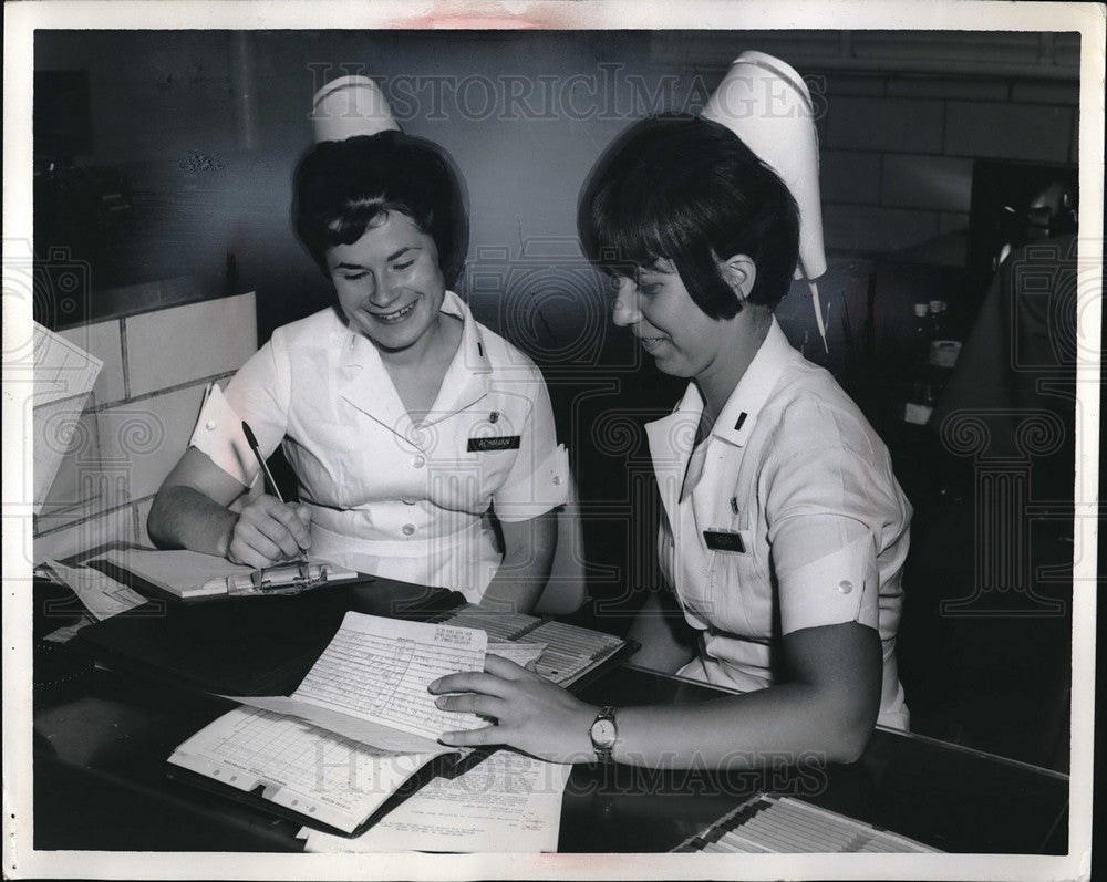 1967 Press Photo Dorothy Kazuna, Karen Reinmann, Nurses - Historic Images