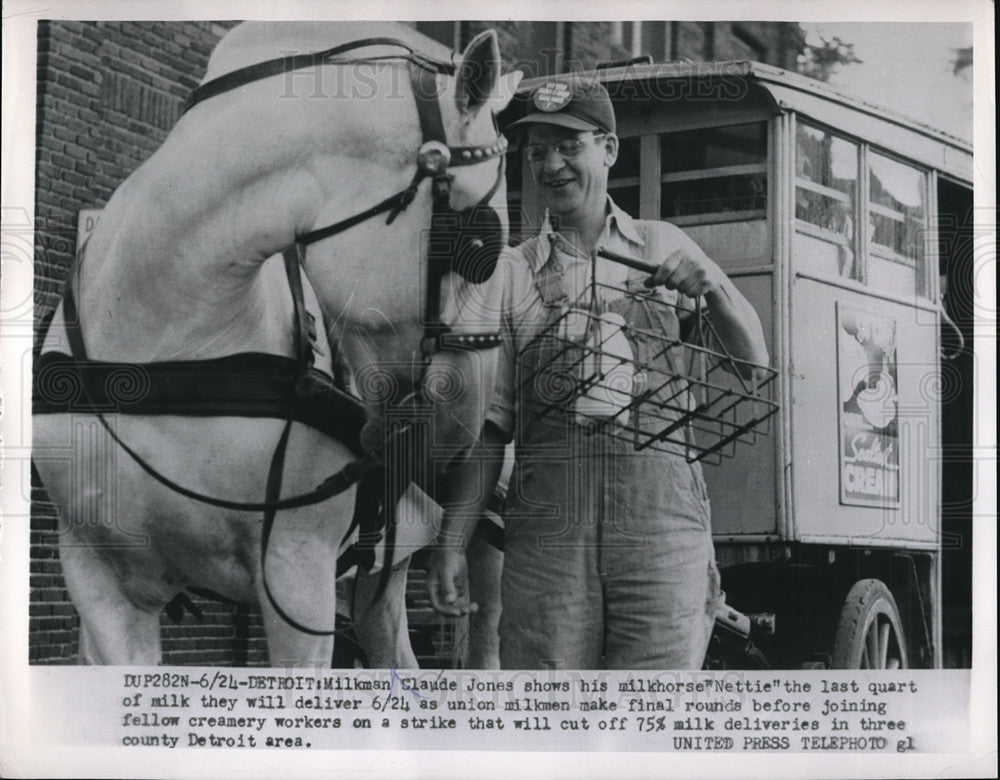 1954 Press Photo Milkman Claude Jones Shows His Milkhorse Nettie The Last Quart - Historic Images