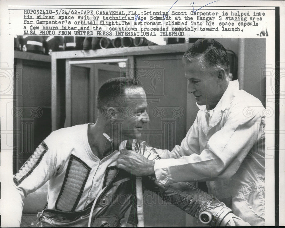 1962 Press Photo Astronaut Scott Carpenter getting in his space suit - neb72440 - Historic Images