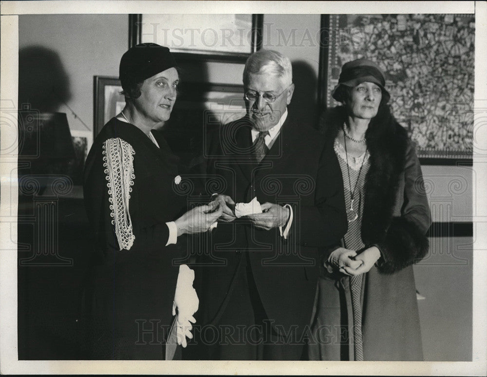 1933 Constance Alexander Awarded William Penn Medal - Historic Images