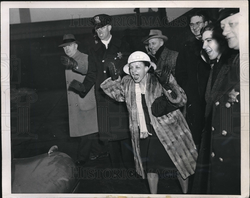 1946 Press Photo Theresa Donaldson Yells While On James Foundry Picket Line-Historic Images