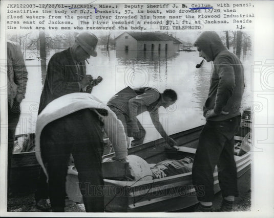 1961 Press Photo Deputy Sheriff J.B. Collum Identifies Body of D.J. Puckett - Historic Images