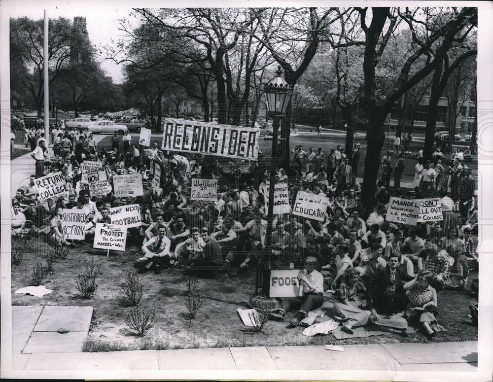 1953 1000 Chicago University students in protest of the Chicago Plan - Historic Images