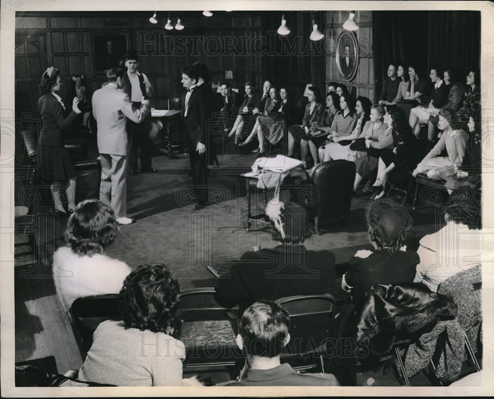 1943 Press Photo Students from the University of Chicago during &quot;Good Morning&quot;-Historic Images