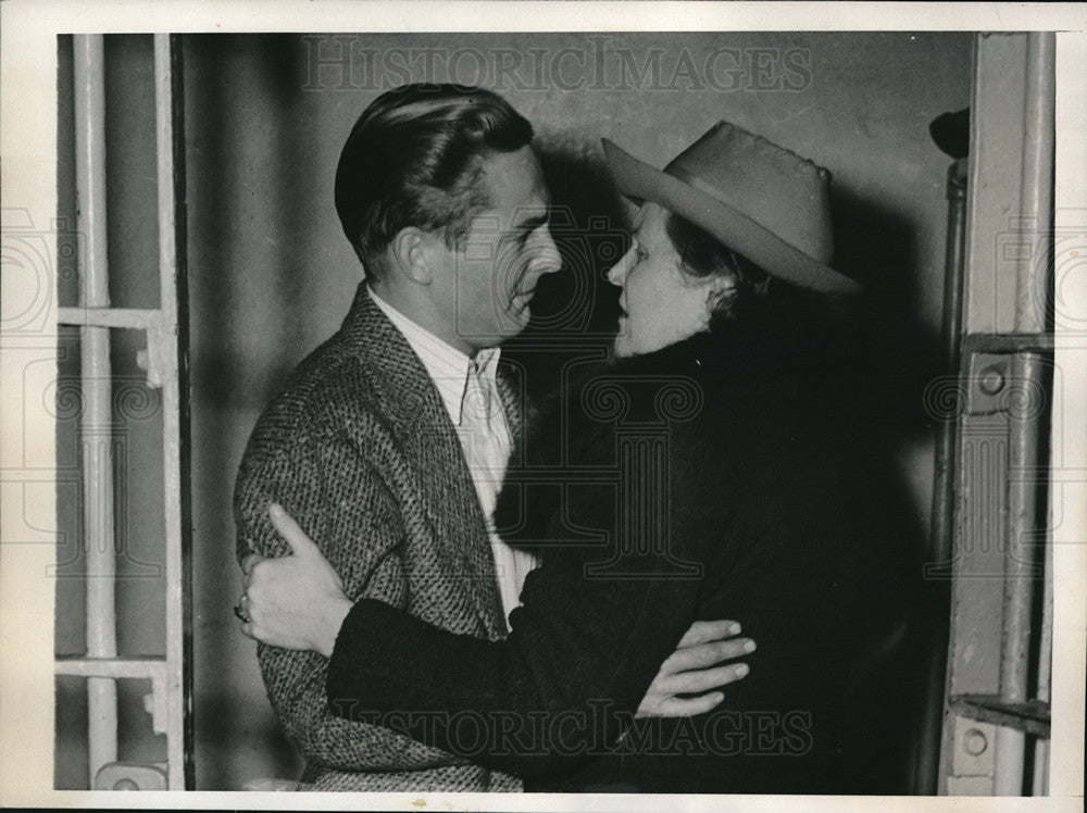 1940 Press Photo Mrs. Wisenhunt Embraces Son Gordon Accused in Brother&#39;s Death - Historic Images