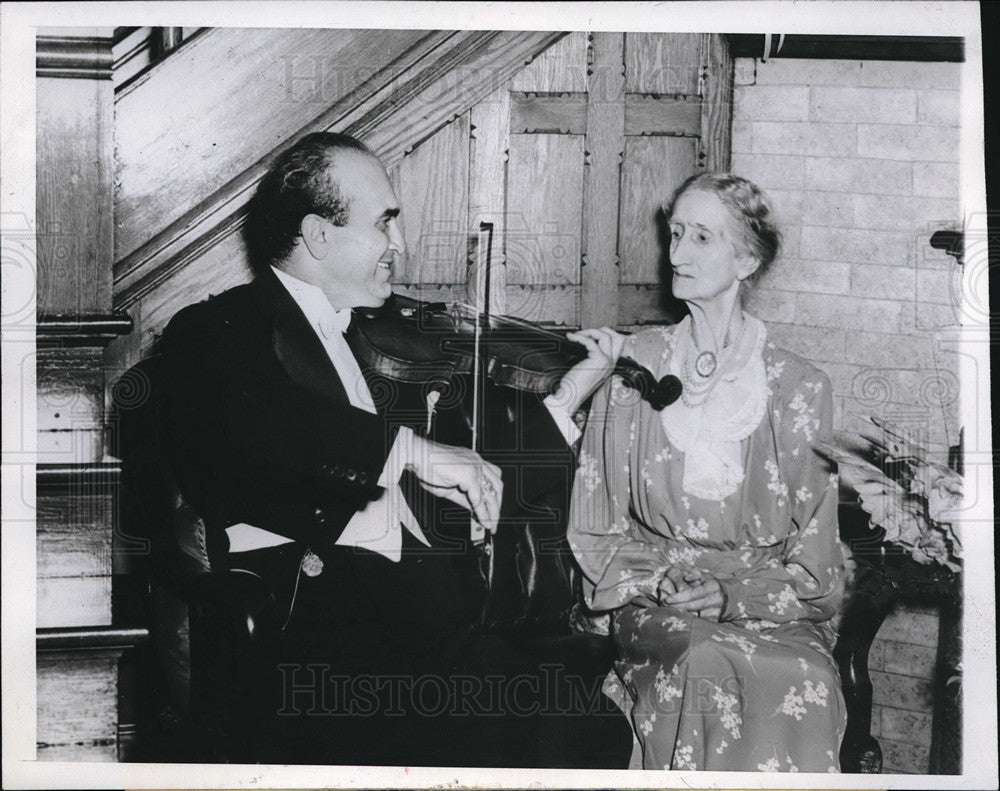 1946 Press Photo Mrs. Emma Ames Receives 100th Birthday Gift Violinist Rubinoff-Historic Images